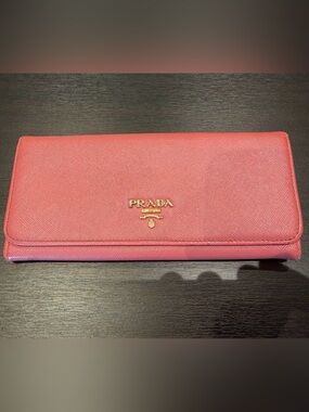 Prada Preloved Pink Saffiano
Leather Wallet w/ COA and Crossbody chain.